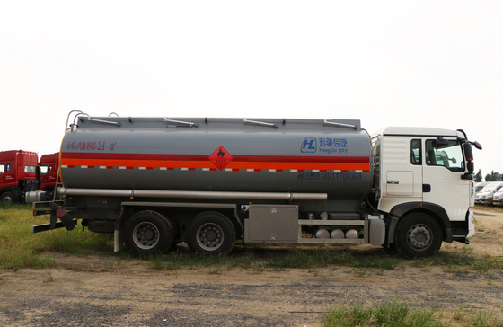 Sinotruck Howo 6*4 Drive Mode 10 Pneus Cisterna de óleo Caminhão 25 metros cúbicos 10 Long LHD